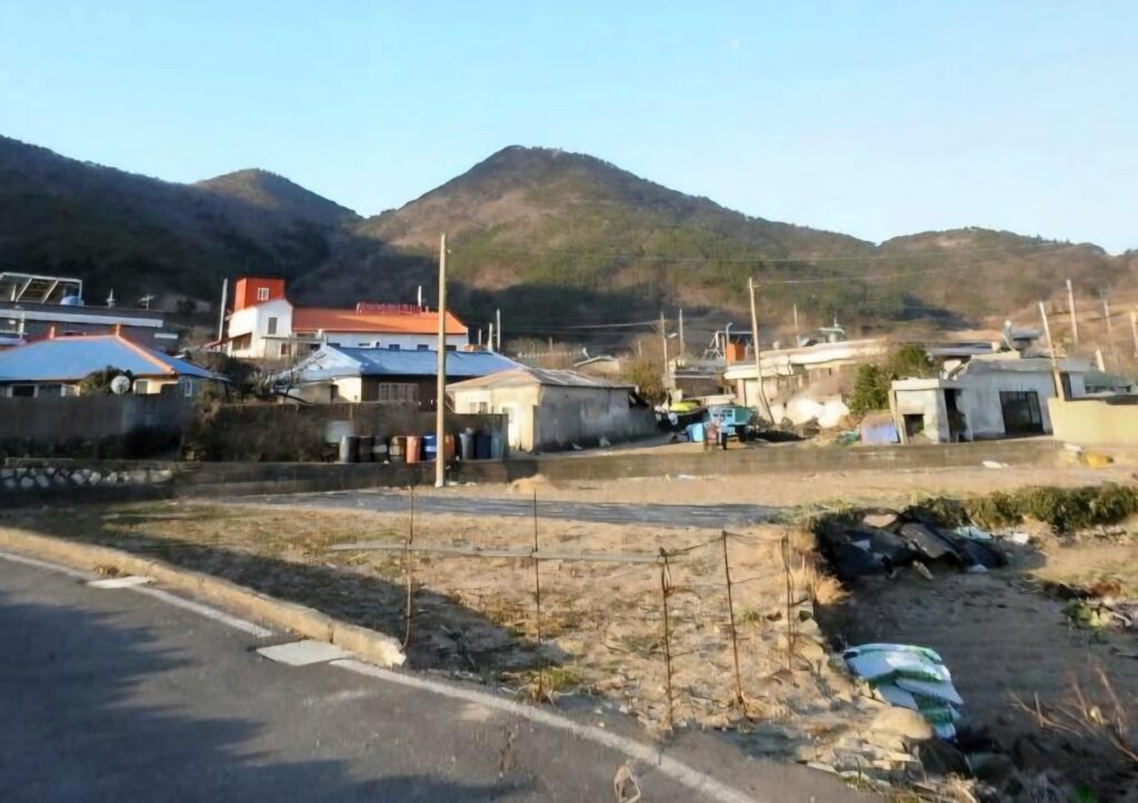 연륙교 연결중인 섬의 마을입구 토지